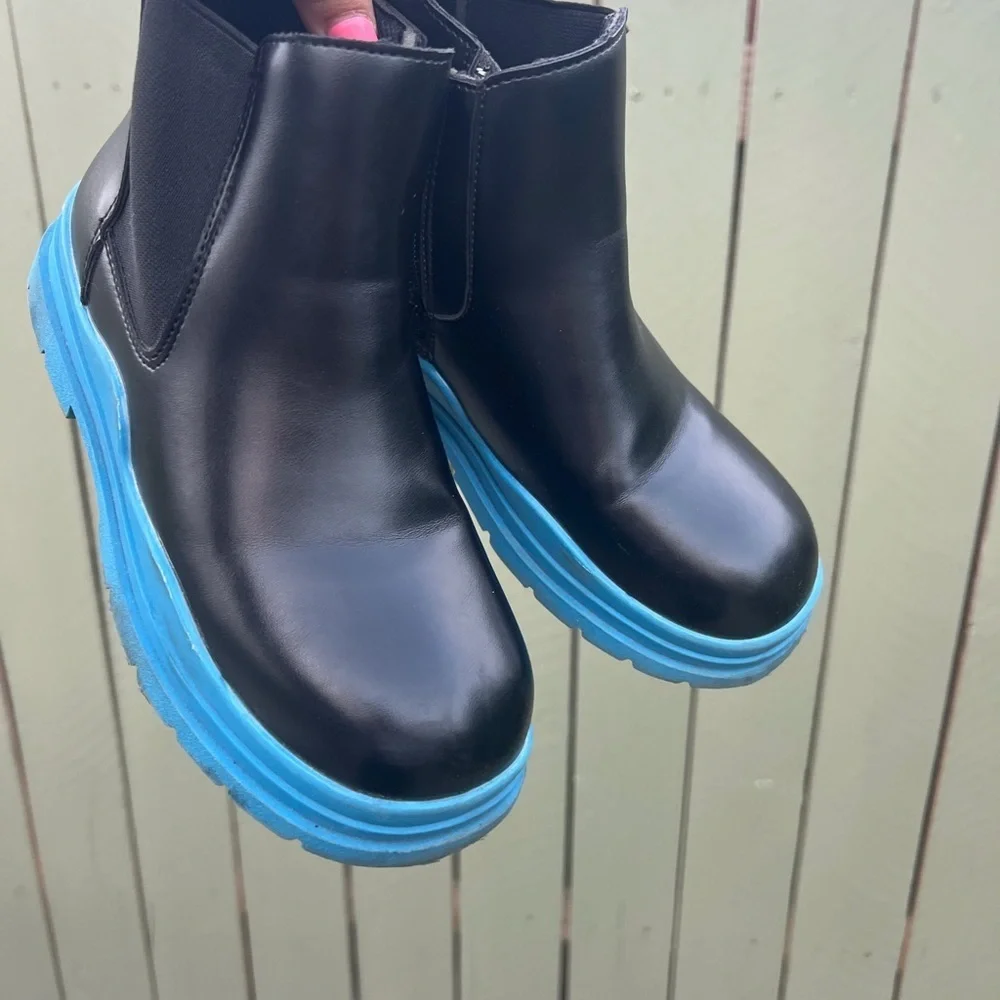 Kids boots size 4 excellent condition